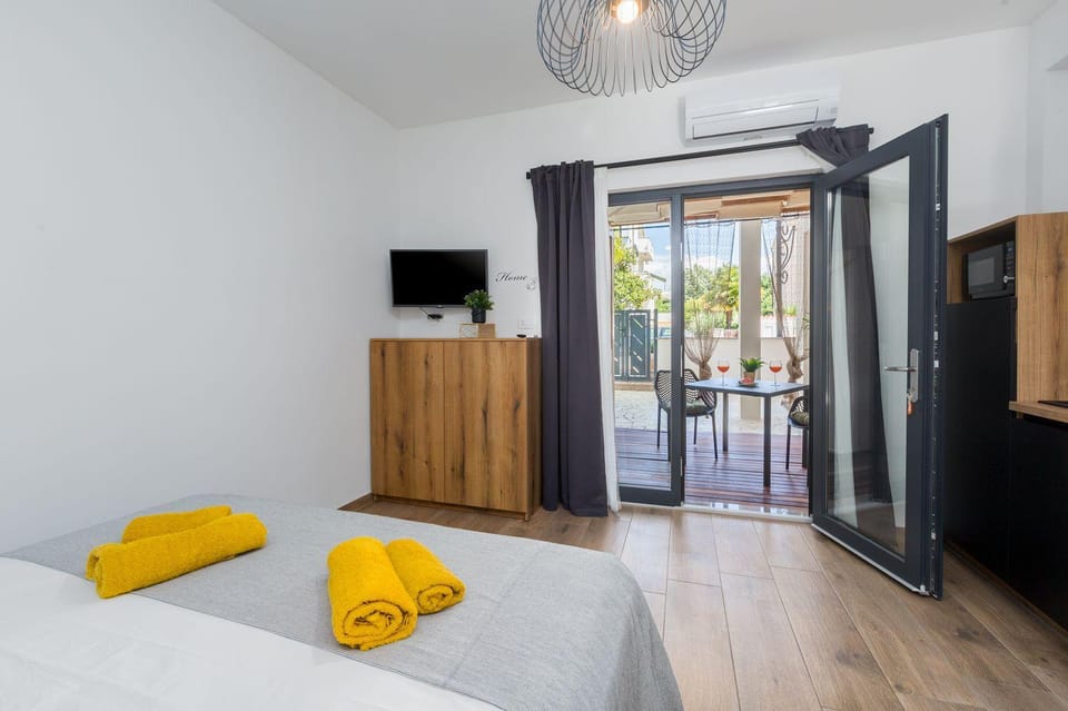 Reizendes Apartment nur 250 Meter zum Strand mit privater Terrasse, Grill, WiFi Apartment in Poreč