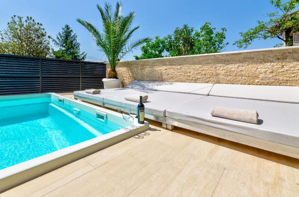 Pool view, Swimming pool, sunbed