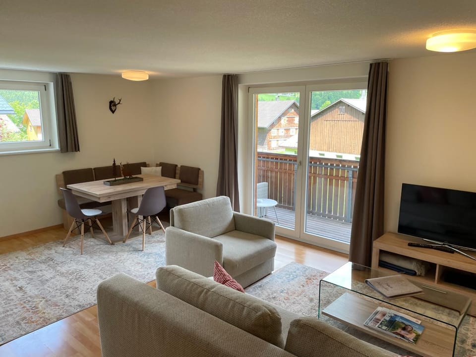 TV and multimedia, Living room, Seating area, Dining area, Evening entertainment