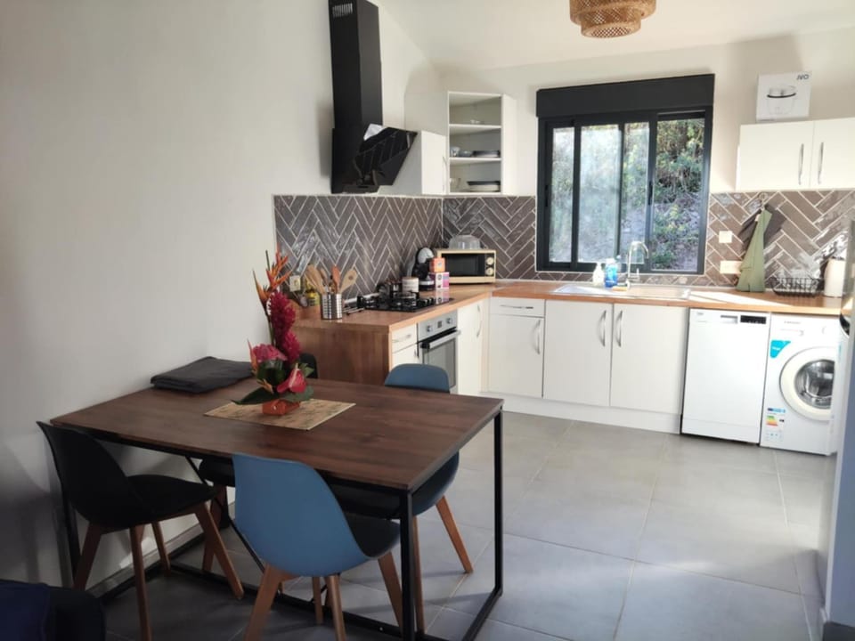 Kitchen or kitchenette, Dining area, dishwasher, oven, stove, washing machine