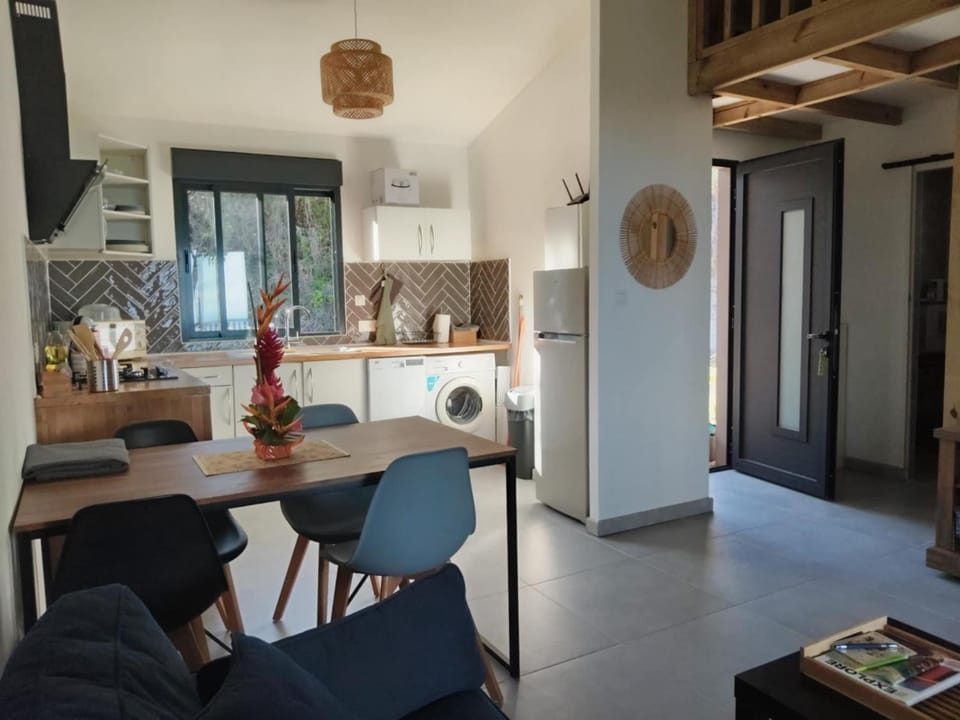 Kitchen or kitchenette, Dining area, stove