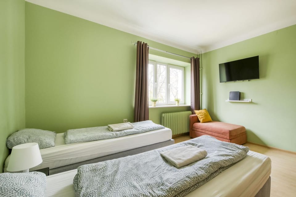 Bed, TV and multimedia, Bedroom, towels