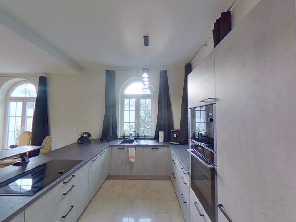 Kitchen or kitchenette, dishwasher, stove