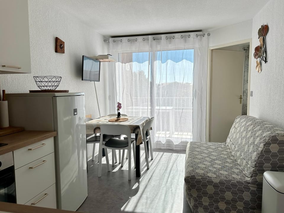 TV and multimedia, Living room, Dining area