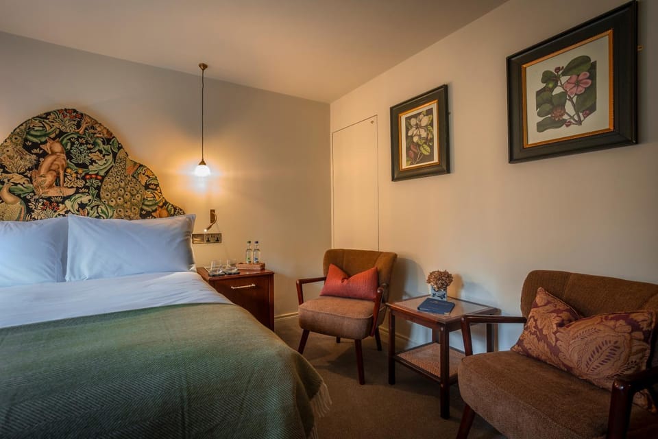 Bed, Photo of the whole room, Seating area, Bedroom