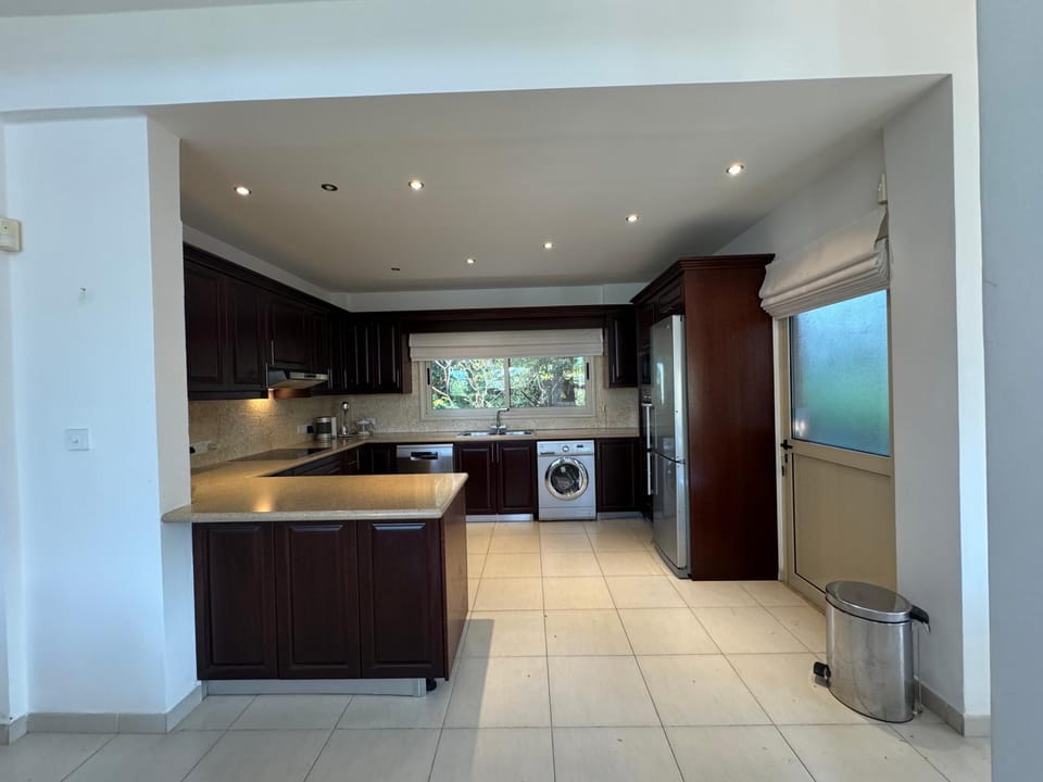 Kitchen or kitchenette, dishwasher, minibar, oven, stove