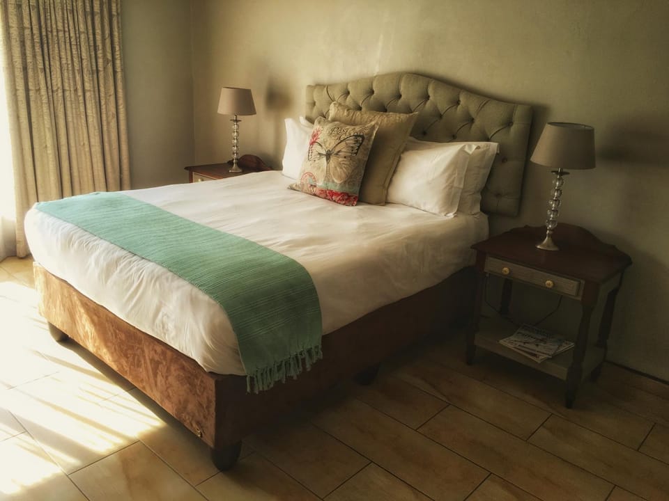 Restaurant/places to eat, Bed, Bedroom, Swimming pool, Breakfast