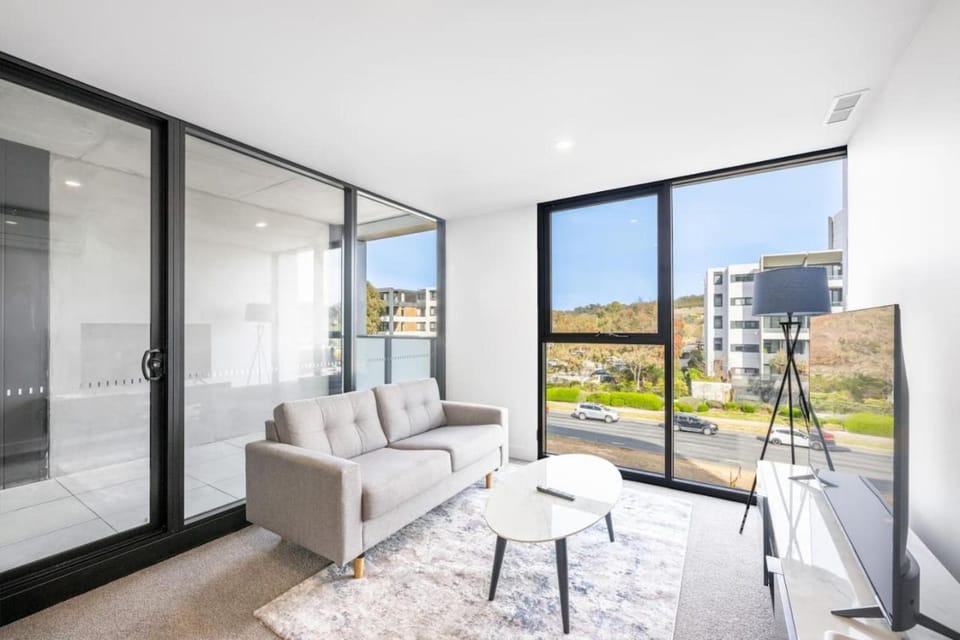 Modern Homy 1B1B APT Pool Gym Cinema Westfield Cafe Apartment in Canberra