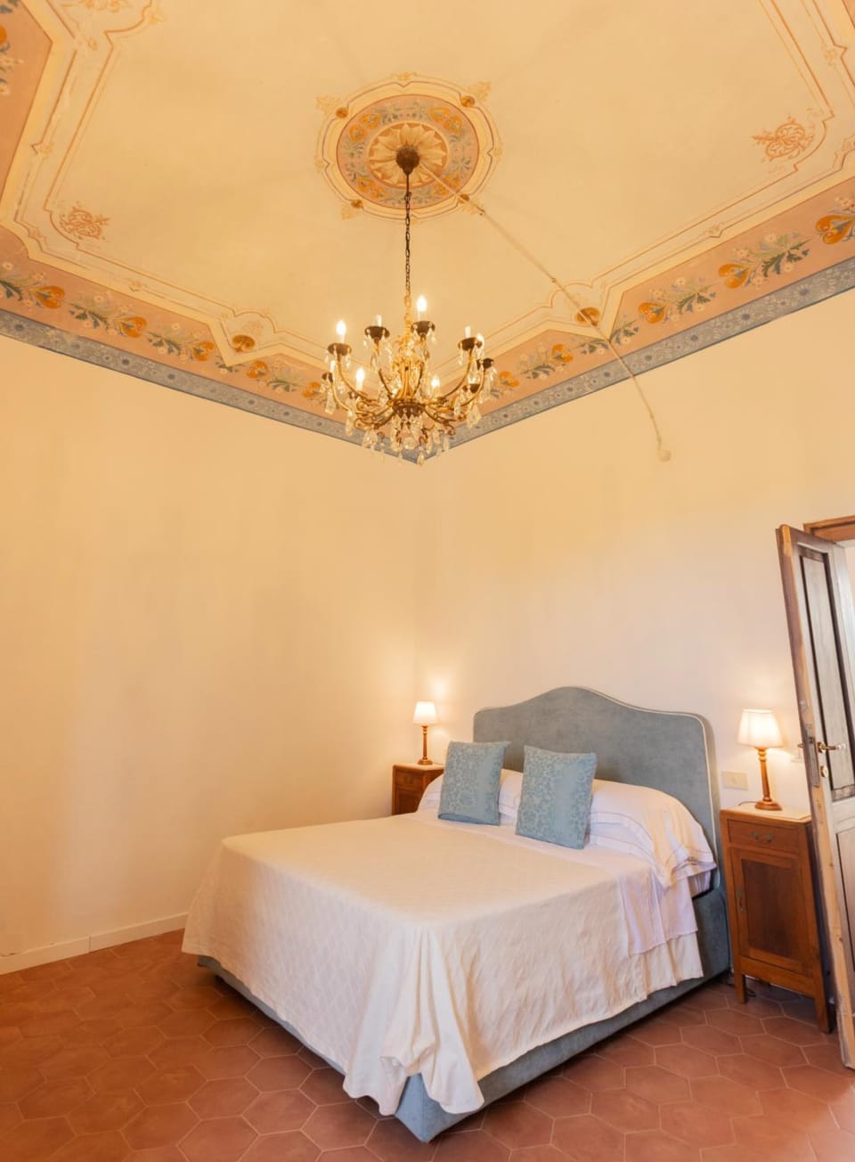 Bed, Photo of the whole room, Decorative detail, Bedroom