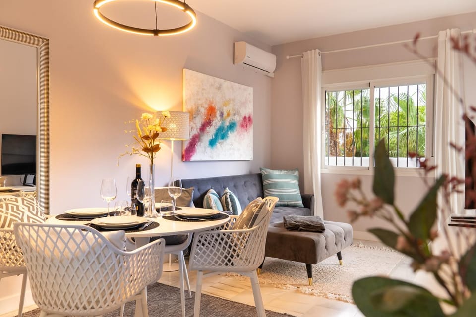 Communal lounge/ TV room, TV and multimedia, Living room, Seating area, Dining area, Evening entertainment, air conditioner