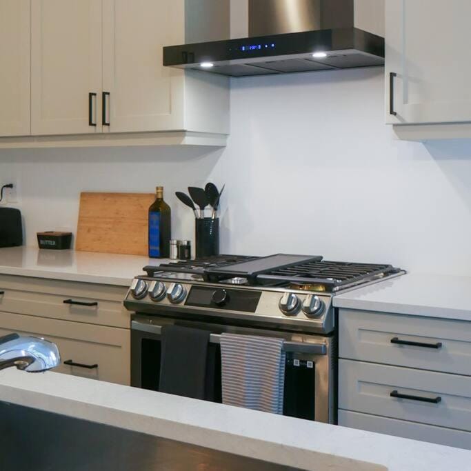 Spacious 3 Bdrm Retreat, Muskoka Room & Fireplace House in Bracebridge