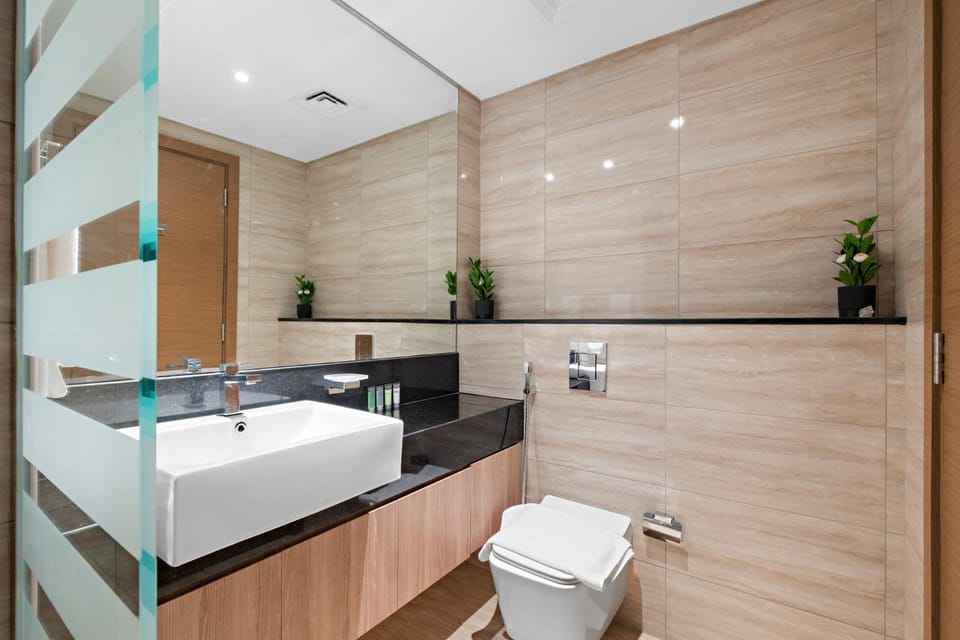 Toilet, towels