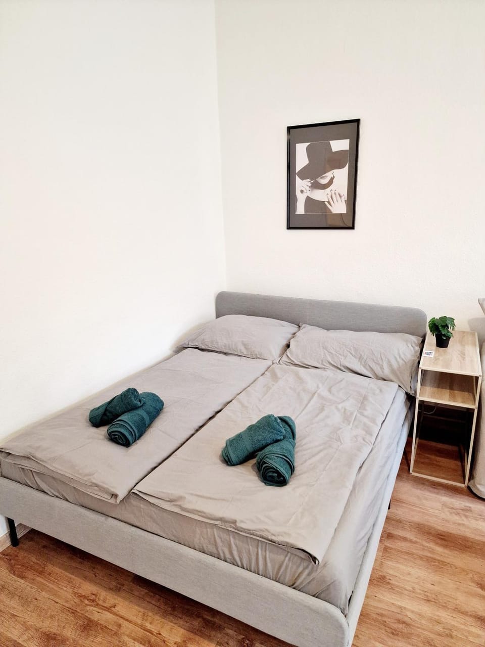 Bed, Bedroom, towels