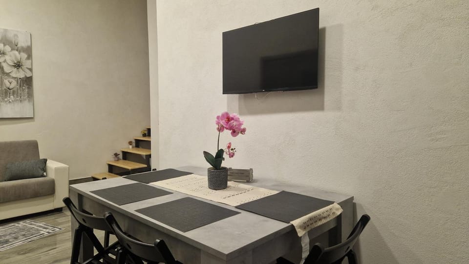 Communal lounge/ TV room, TV and multimedia, Living room, Dining area