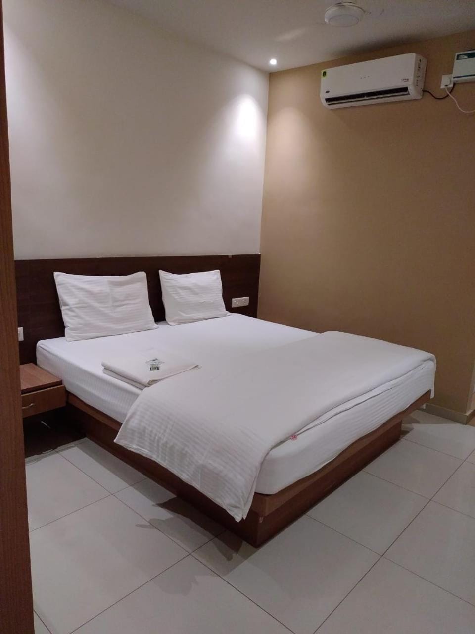 Bed, Photo of the whole room, Bedroom, towels, air conditioner