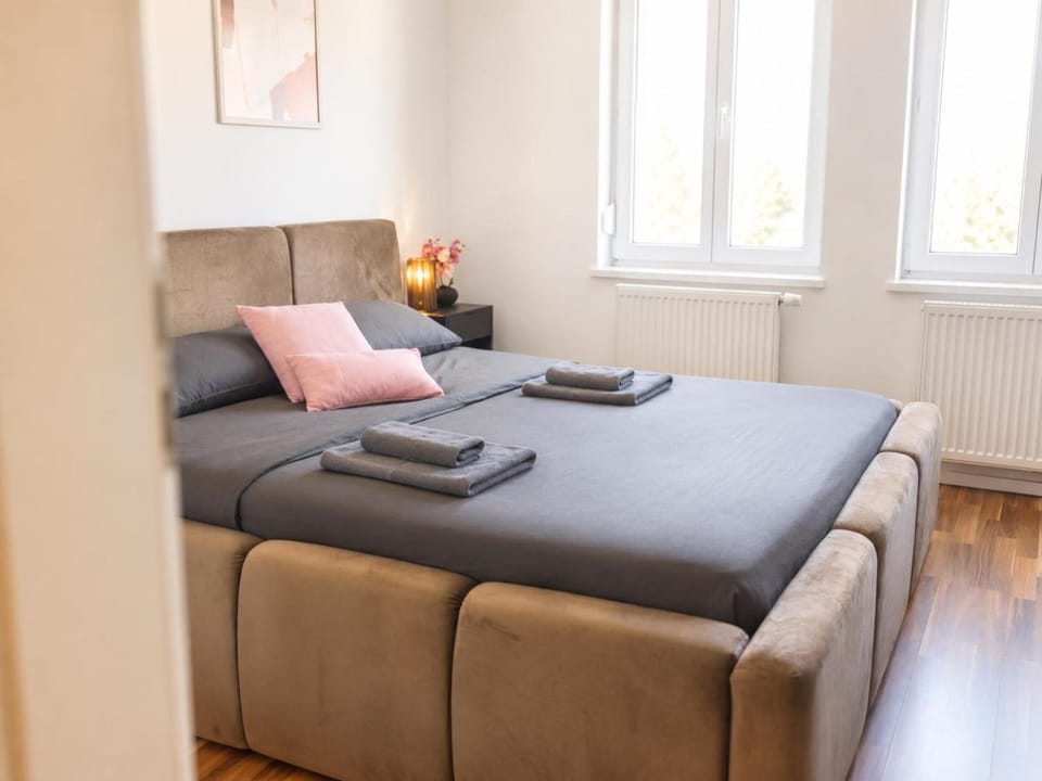 Bed, Photo of the whole room, Bedroom, towels