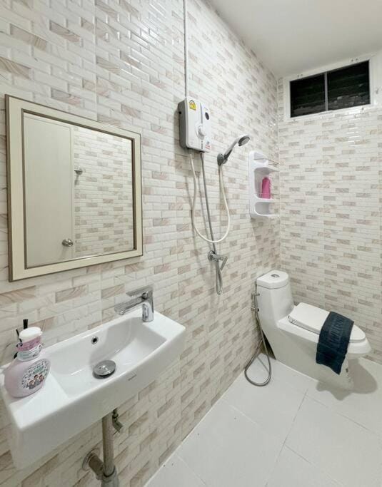 MIQ HK611 Huai Khwang 4BR Jodd fair Villa in Bangkok