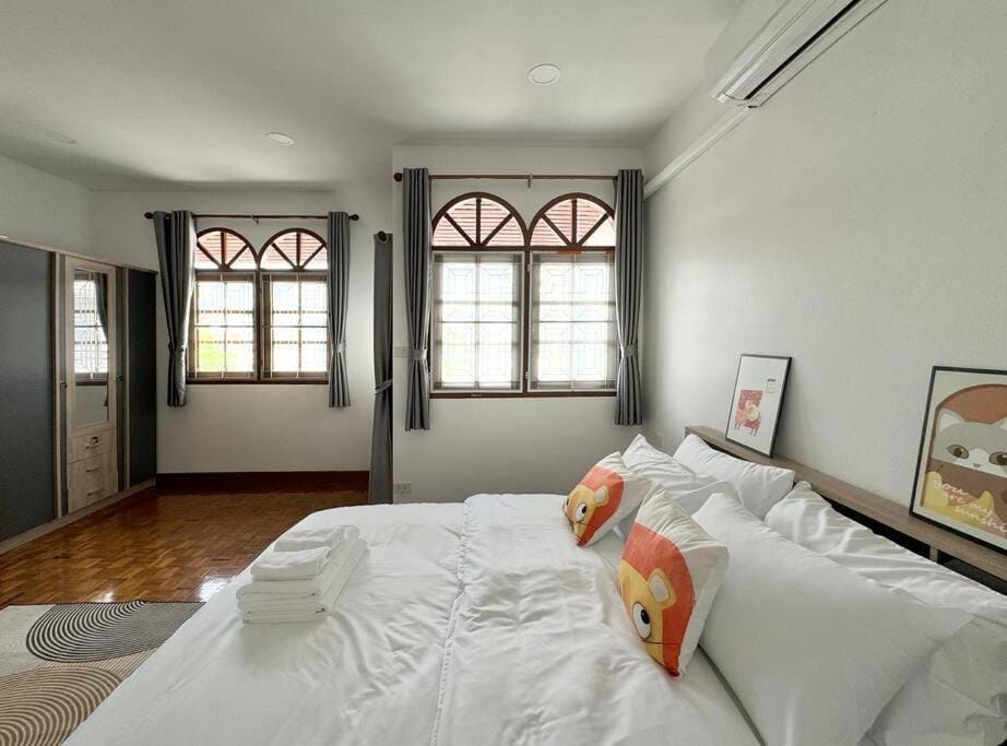 MIQ HK611 Huai Khwang 4BR Jodd fair Villa in Bangkok
