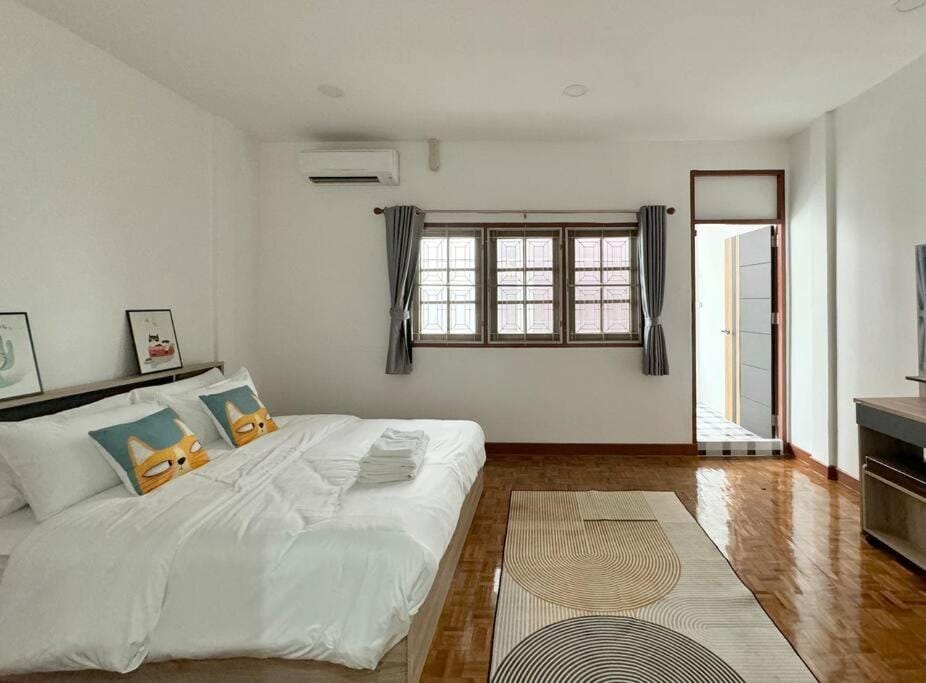 MIQ HK611 Huai Khwang 4BR Jodd fair Villa in Bangkok