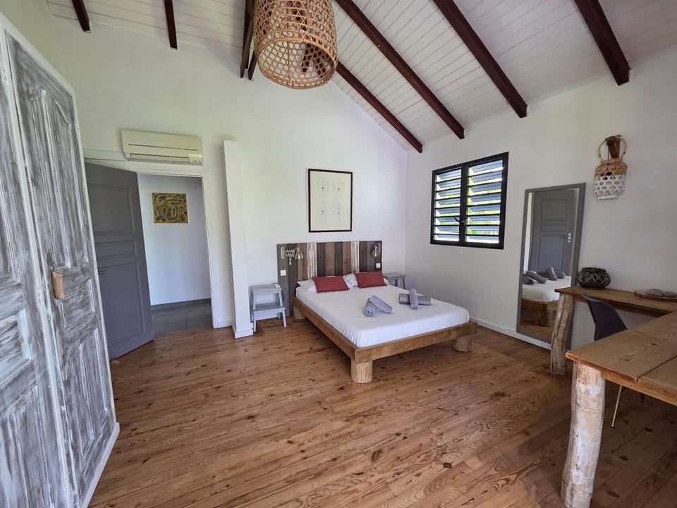 Bed, Photo of the whole room, Bedroom, Garden view