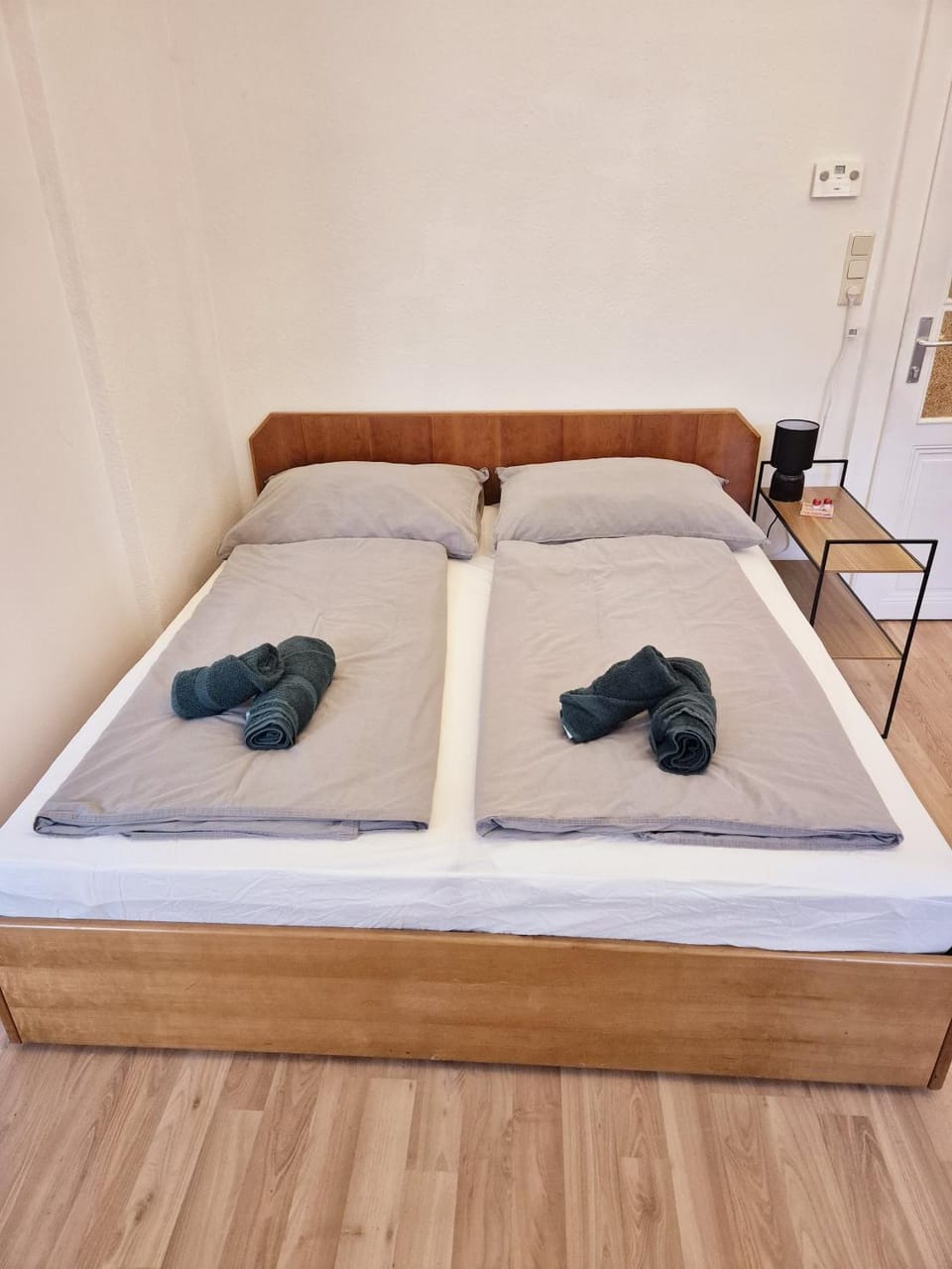 Bed, towels