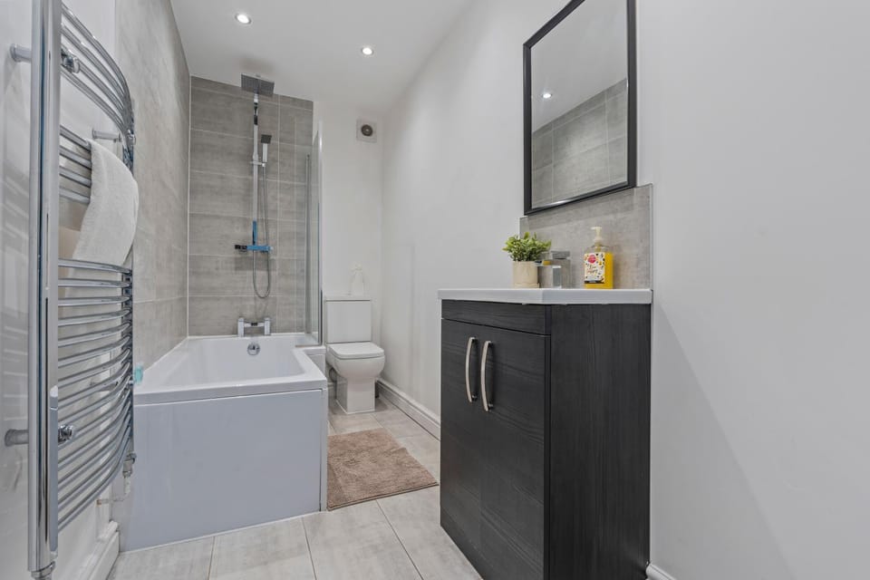 Stylish Modern 5BR Home by Hyped Properties Ideal for Contractors Relocators Longer Stay Near Centre & Golf Course with Parking House in Wolverhampton