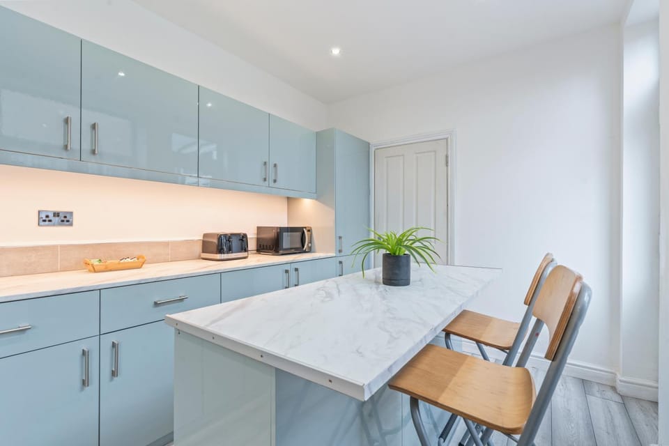 Stylish Modern 5BR Home by Hyped Properties Ideal for Contractors Relocators Longer Stay Near Centre & Golf Course with Parking House in Wolverhampton