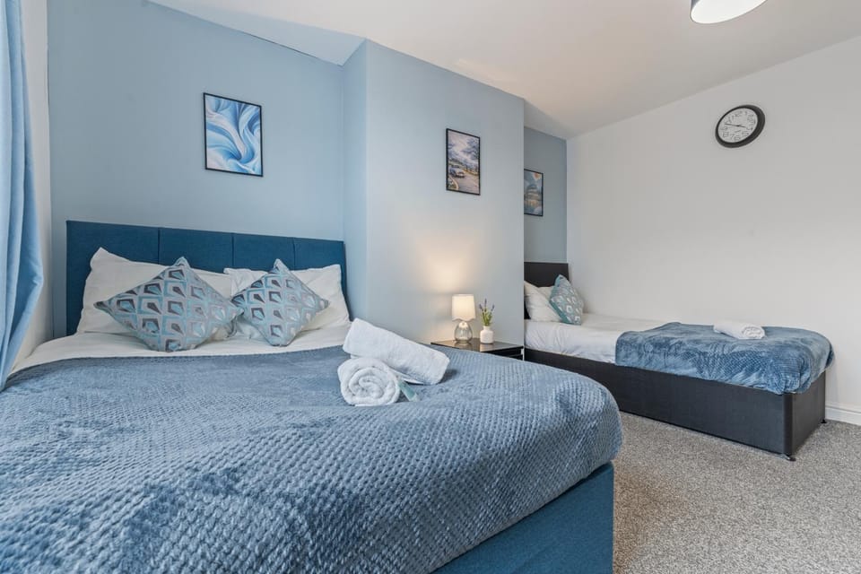 Stylish Modern 5BR Home by Hyped Properties Ideal for Contractors Relocators Longer Stay Near Centre & Golf Course with Parking House in Wolverhampton