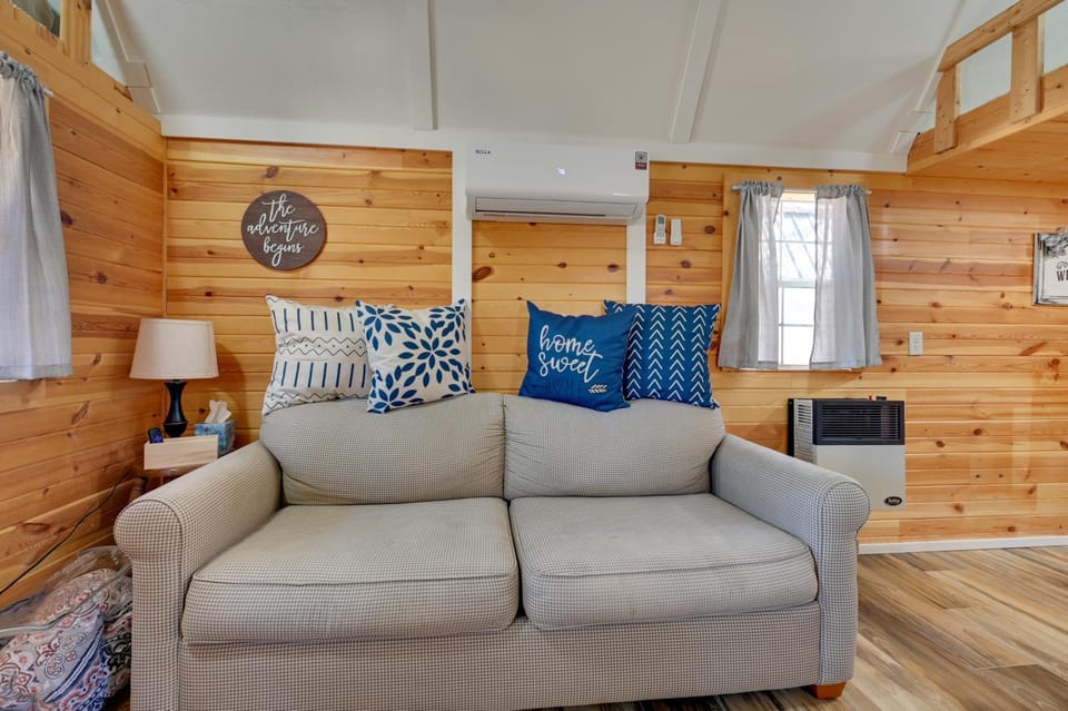 Cabin on River’s Edge Trail in Steamboat Rock! Cabin in Iowa