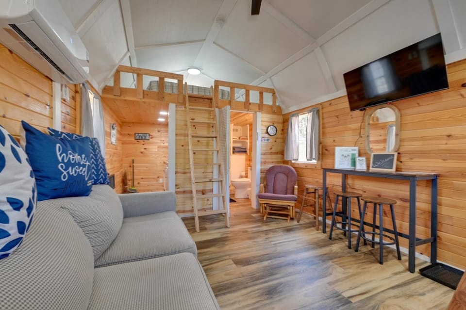 Cabin on River’s Edge Trail in Steamboat Rock! Cabin in Iowa