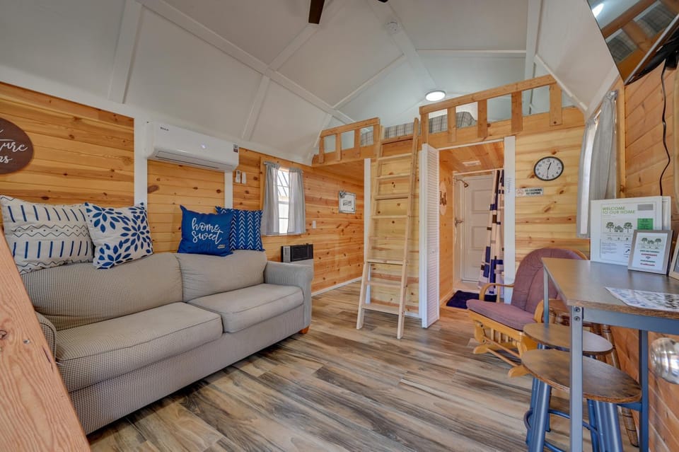 Cabin on River’s Edge Trail in Steamboat Rock! Cabin in Iowa