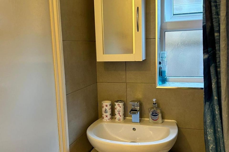 1 Bedroom House - Free Parking Wifi House in London