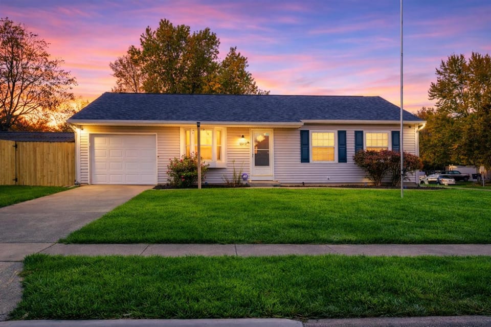 Private Ranch - Entire Home - 3 Bed Room - Hot Tub - King Bed - Fenced Yard - Pets & Kids Welcome - Game Shed - Free WiFi House in Gahanna