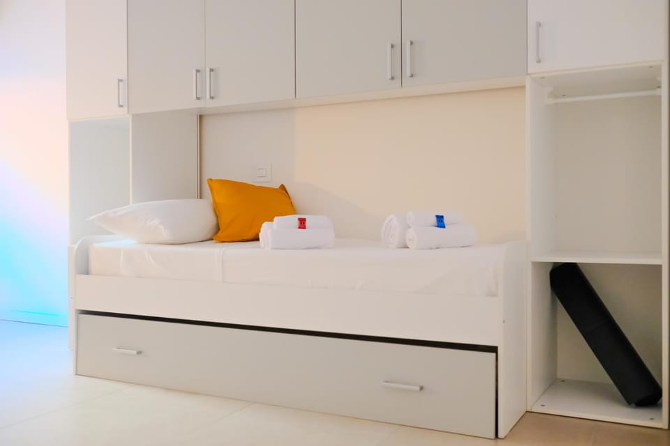 Bed, Bedroom, towels