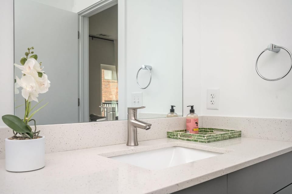 Luxury New 2B2B Private Balcony 542Blvd House in Atlanta