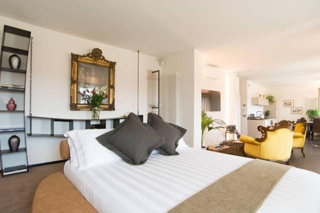 Bed, TV and multimedia, Living room, Photo of the whole room, Seating area, Bedroom