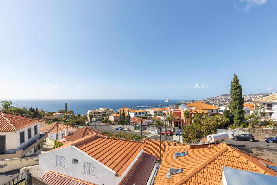 Property building, Day, Natural landscape, Bird's eye view, City view, Sea view, Street view, Location