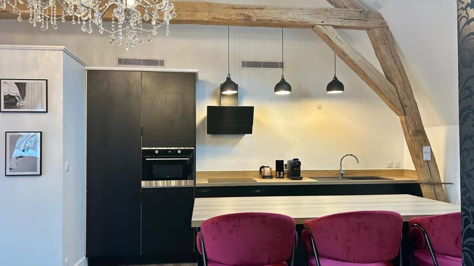 Kitchen or kitchenette, Dining area, oven