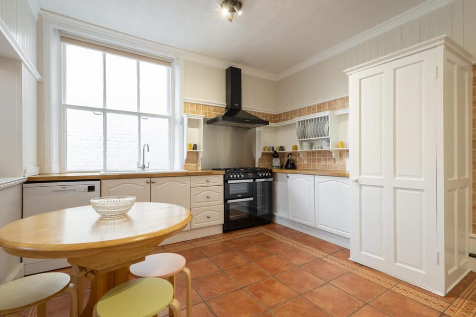 Coffee/tea facilities, Kitchen or kitchenette, Dining area, dishwasher, oven, stove