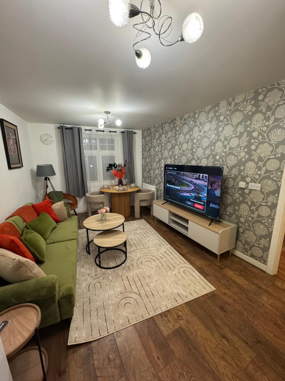 TV and multimedia, Living room, Evening entertainment