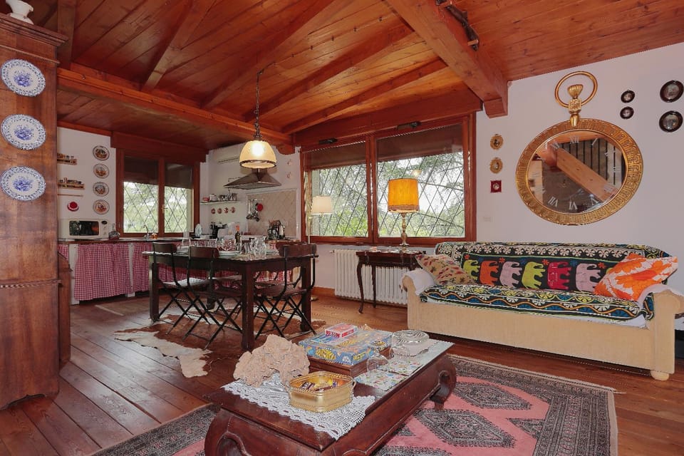 Kitchen or kitchenette, Seating area