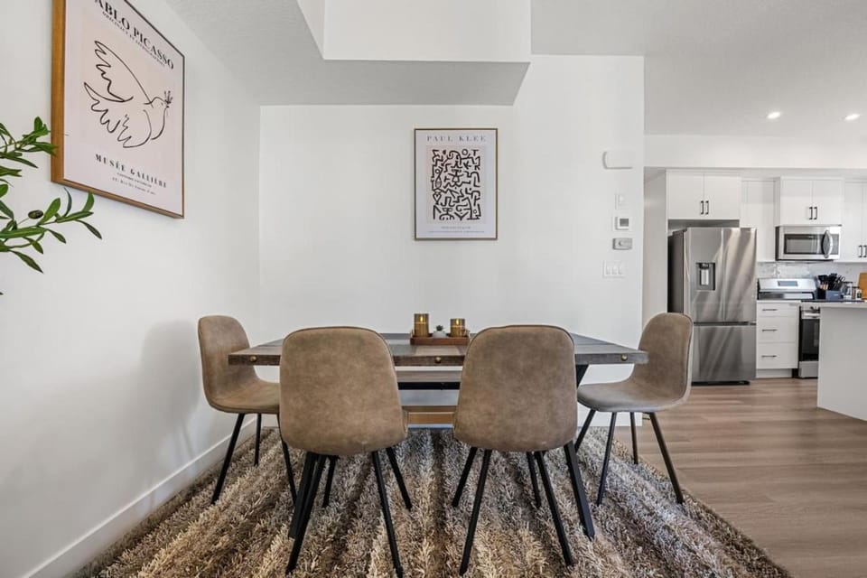Aspen - Town House with 2 Bedrooms, Garage Parking, AC & More! House in Calgary