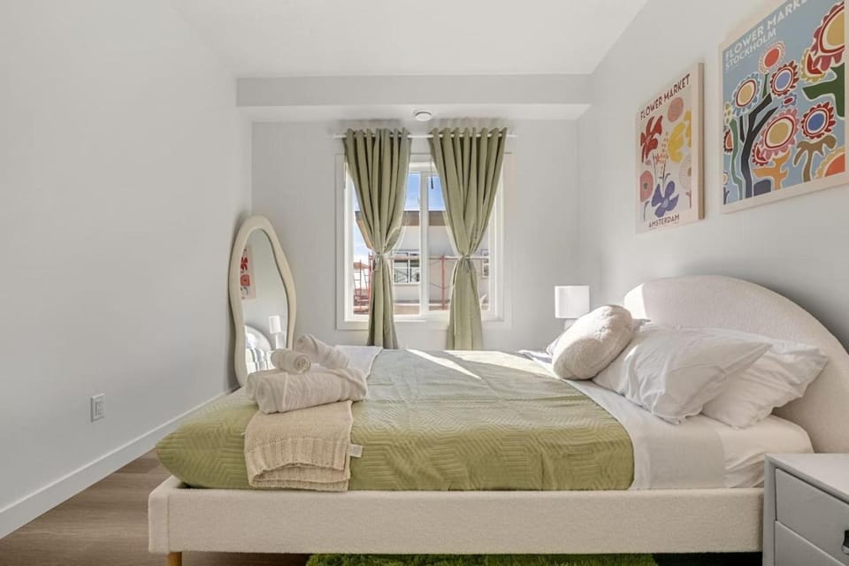 Aspen - Town House with 2 Bedrooms, Garage Parking, AC & More! House in Calgary