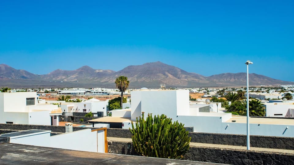 Villa Aleksandra Spacious for 8 guests, Heated Pool, Mountain Views House in Playa Blanca