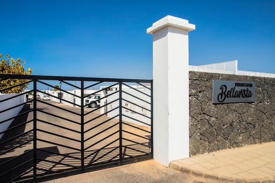 Villa Aleksandra Spacious for 8 guests, Heated Pool, Mountain Views House in Playa Blanca