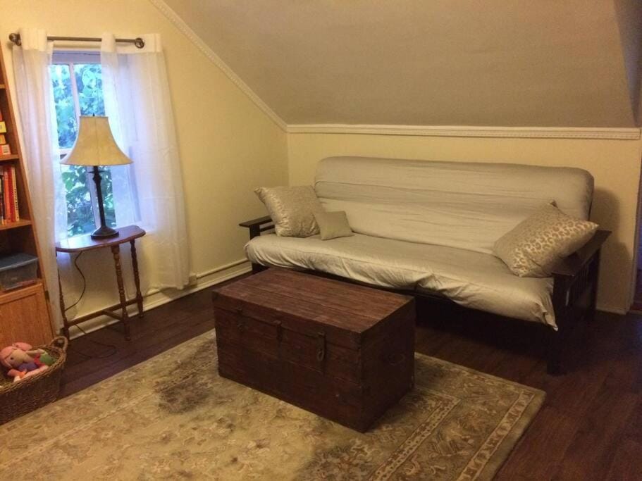 Charming Farmhouse in the City, Near Wine Country House in Belleville