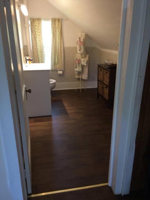 Charming Farmhouse in the City, Near Wine Country House in Belleville