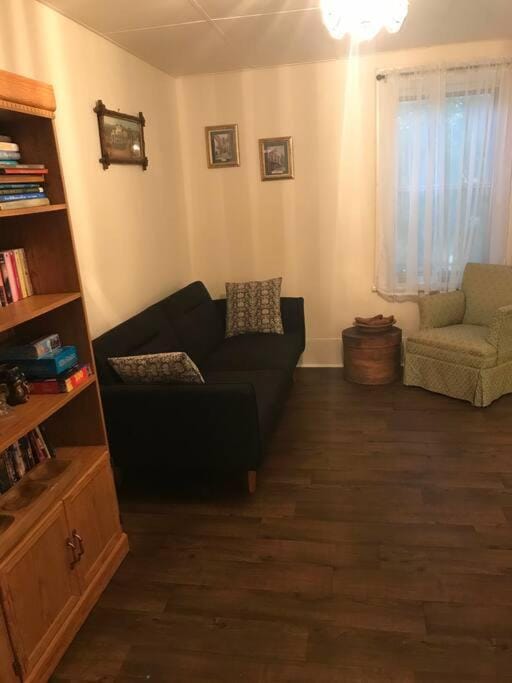 Charming Farmhouse in the City, Near Wine Country House in Belleville