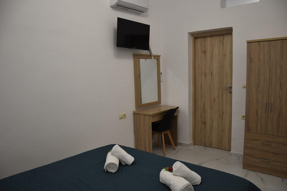 Bedroom, towels, wardrobe
