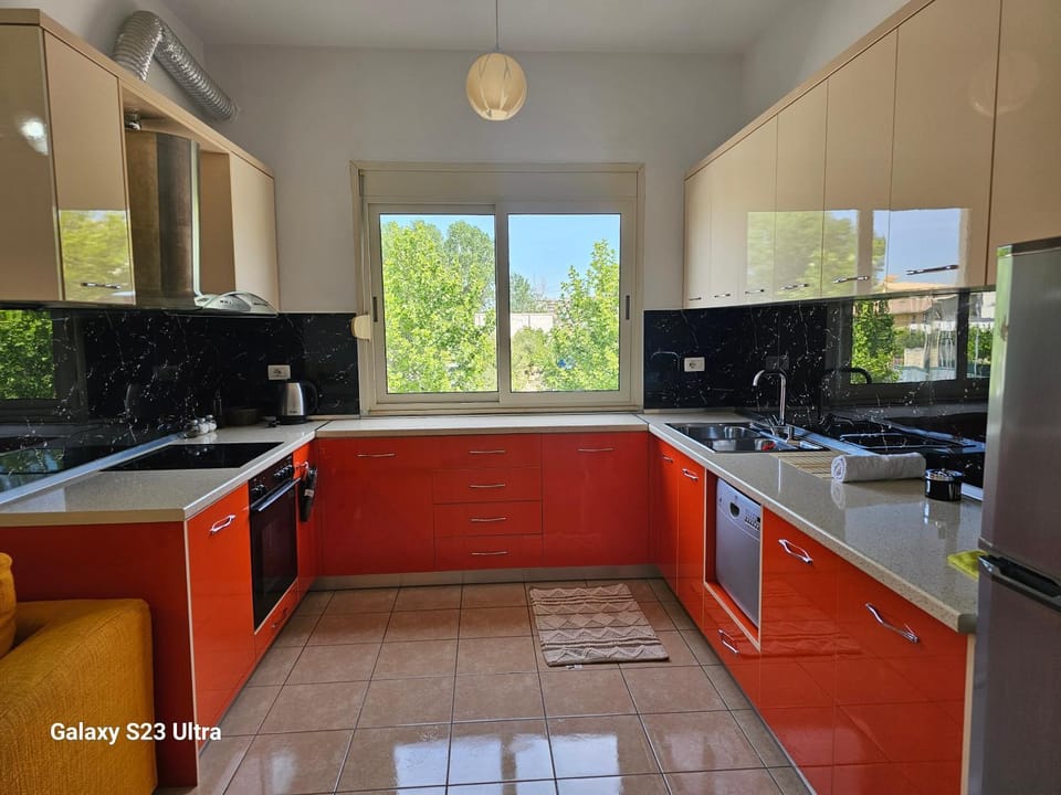Kitchen or kitchenette, dishwasher, minibar, oven, stove